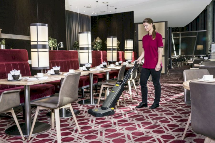 Щеточный вертикальный пылесос Karcher CV 38/2 (10333350)