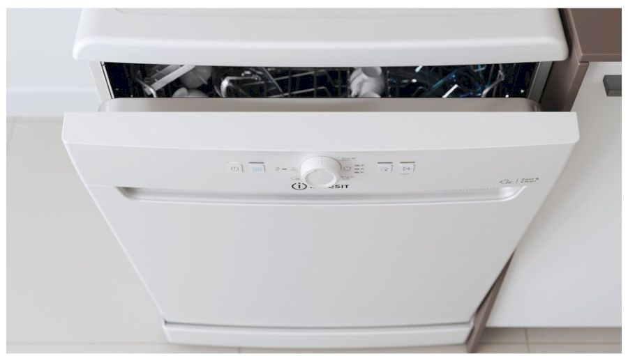 Отдельностоящая посудомоечная машина Indesit DFE 1B10